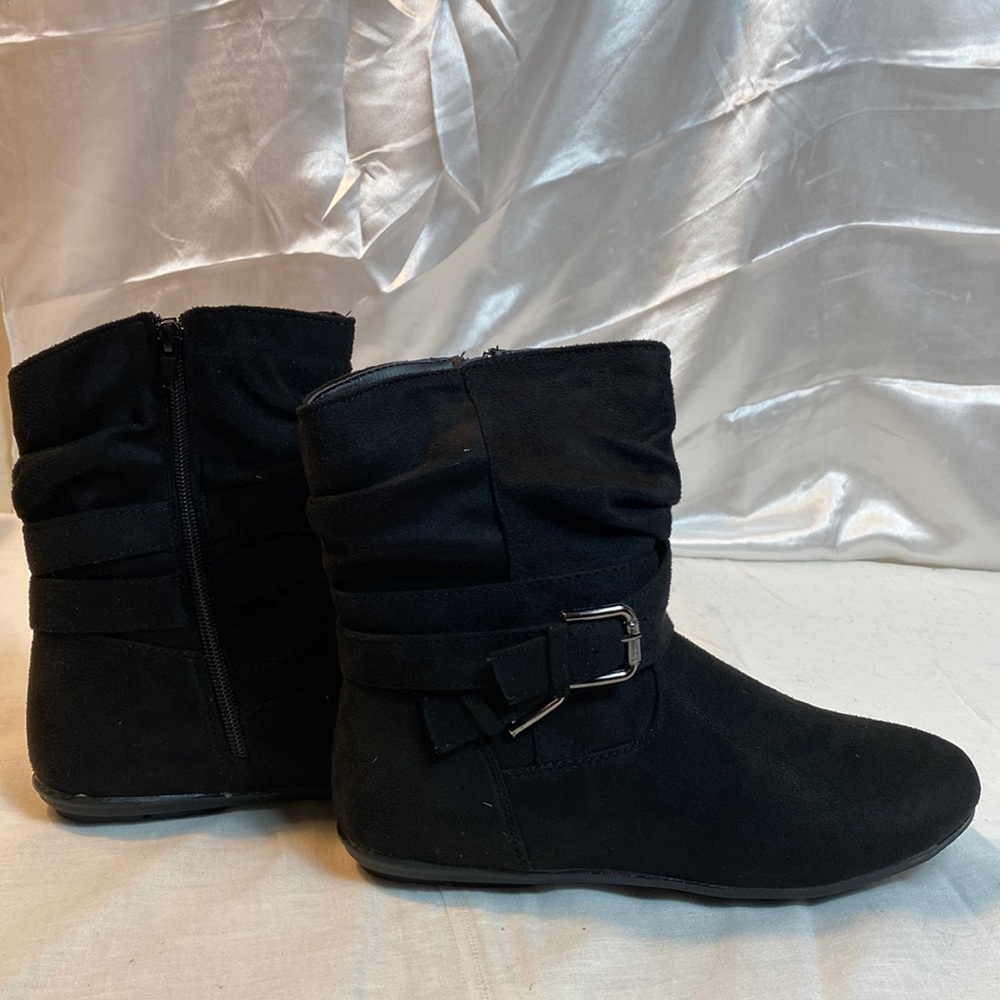Olive street  Women Grey boots Size 8.5 new